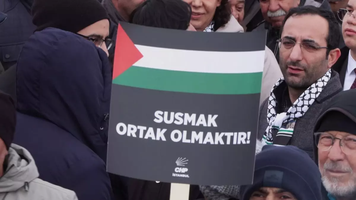 CHP üyeleri Galata Köprüsü’nde Filistin için toplandı