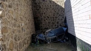 gumushanede otomobil istinat duvarini asip otoparka dustu khjyhyr2.jpg